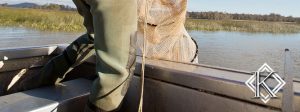 pescador aquicultor dentro de barco