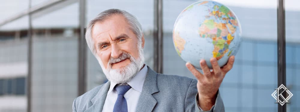 Senhor de terno e gravata segurando um globo terrestre simbolizando a garantia de direitos do INSS para Brasileiros no exterior