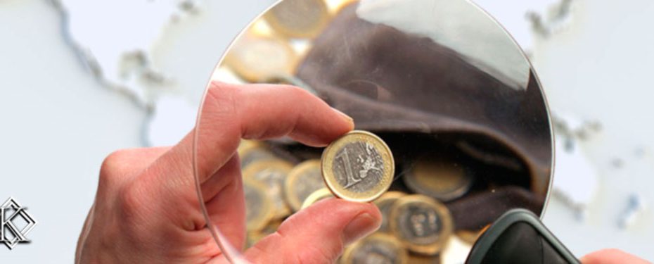 Um mão segurando uma lente de aumento verificando algumas moedas com um mapa de fundo, simbolizando as cobranças indevidas de aposentados no exterior