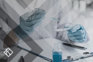 Imagem de mãos operando químicos em laboratório. A imagem ilustra a publicação 