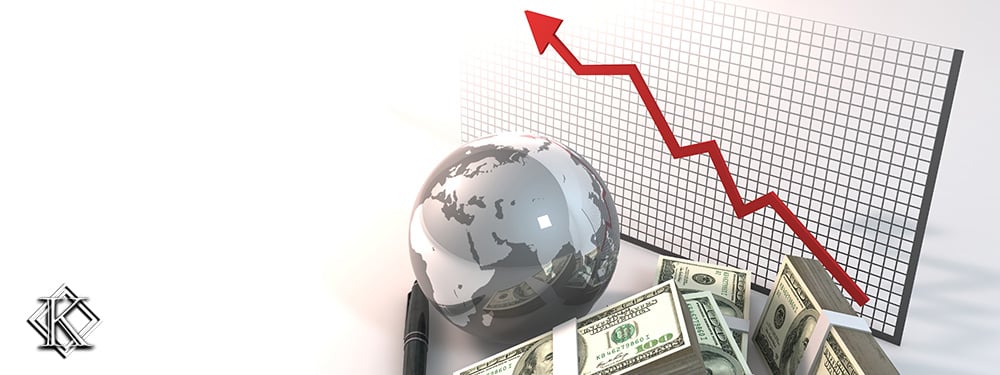 Uma pilha de dólares, um globo e um gráfico com uma seta vermelha crescente, que representam as mudanças da taxa de câmbio.