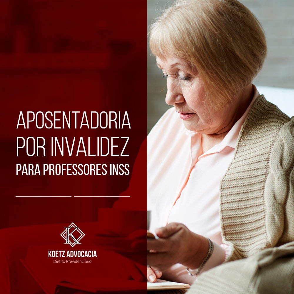 Na imagem há uma mulher de idade sentada, tomando café enquanto realiza uma leitura. A aposentadoria por invalidez também pode ocorrer na carreira dos profissionais da educação.