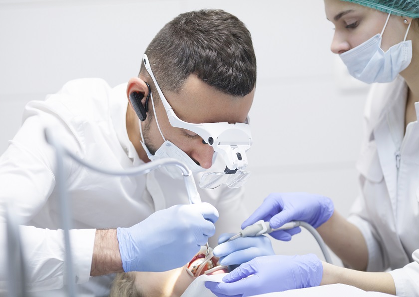 Dentista fazendo tratamento e expondo a sua saúde