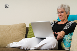 Mulher sentada ilustrando planejamento de aposentadoria