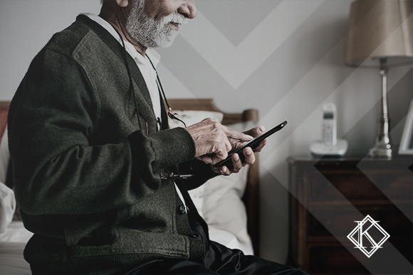 A imagem mostra um homem usando o celular, e ilustra a publicação "Direito Adquirido na Aposentadoria: quem pode usar as regras antigas?", da Koetz Advocacia.