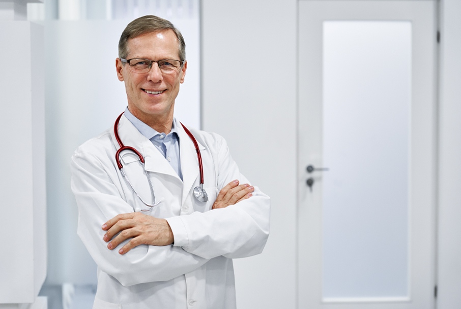 A imagem mostra um medico sorridente. A imagem ilustra o texto "Aposentadoria do Médico Sem Planejamento: 6 riscos." de Koetz Advocacia