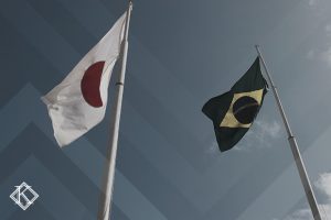 Bandeiras do Japão e do Brasil, ilustrando a publicação 