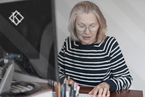 Mulher usando o computador ilustrando a publicação 