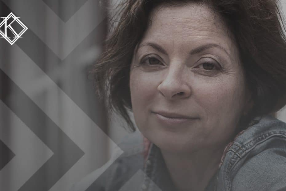 A imagem mosra uma mulher sorrindo, e ilustra a publicação "Qual a regra de transição para aposentadoria especial?", da Koetz Advocacia.