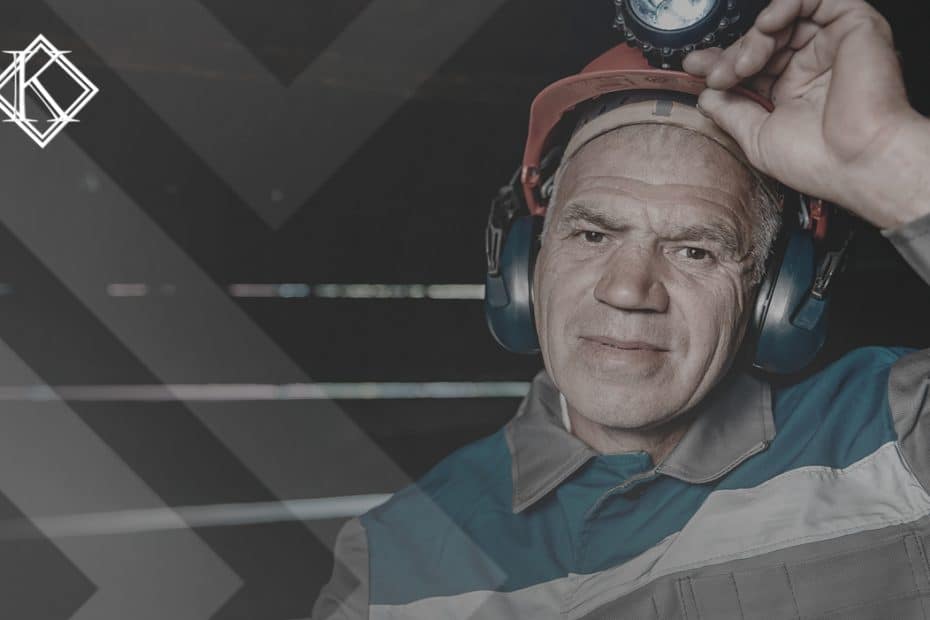 A imagem mostra um minerador olhando para a câmera, e ilustra a publicação "Grau de insalubridade muda o valor da aposentadoria?", da Koetz Advocacia.