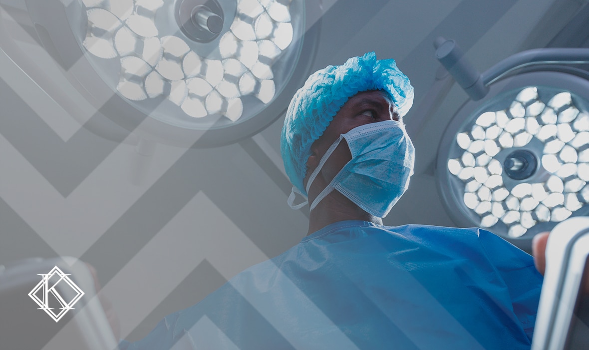 A imagem mostra um cirurgião visto de baixo, em uma mesa de cirurgia, e ilustra a publicação 