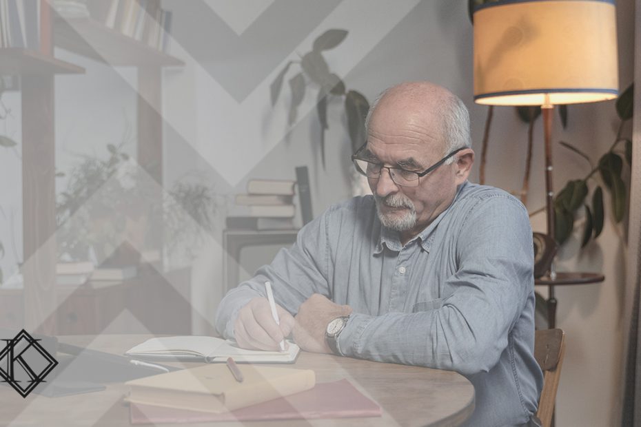 A imagem mostra um homem lendo documentos sentado à mesa, e ilustra a publicação 