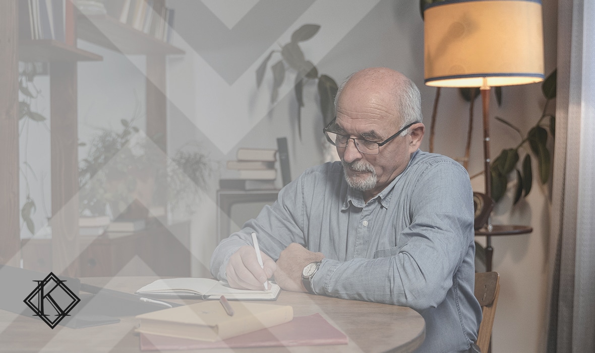 A imagem mostra um homem lendo documentos sentado à mesa, e ilustra a publicação 