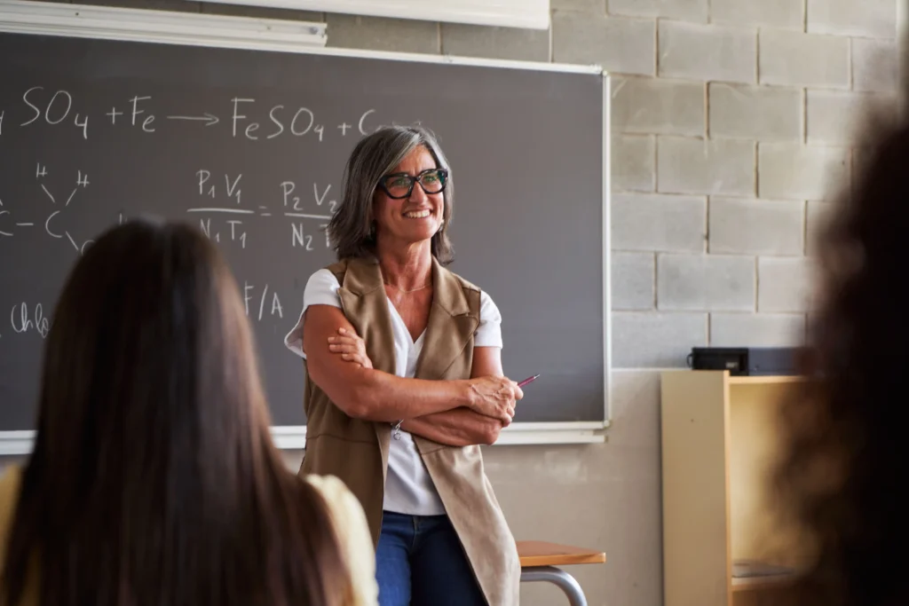 Aposentadoria de professor universitário no INSS: regras aplicáveis
