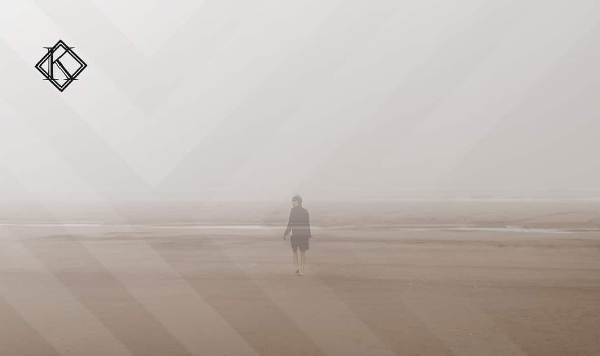 A imagem mostra um homem na praia, transparente, como se estivesse desaparecendo, e ilustra a publicação 