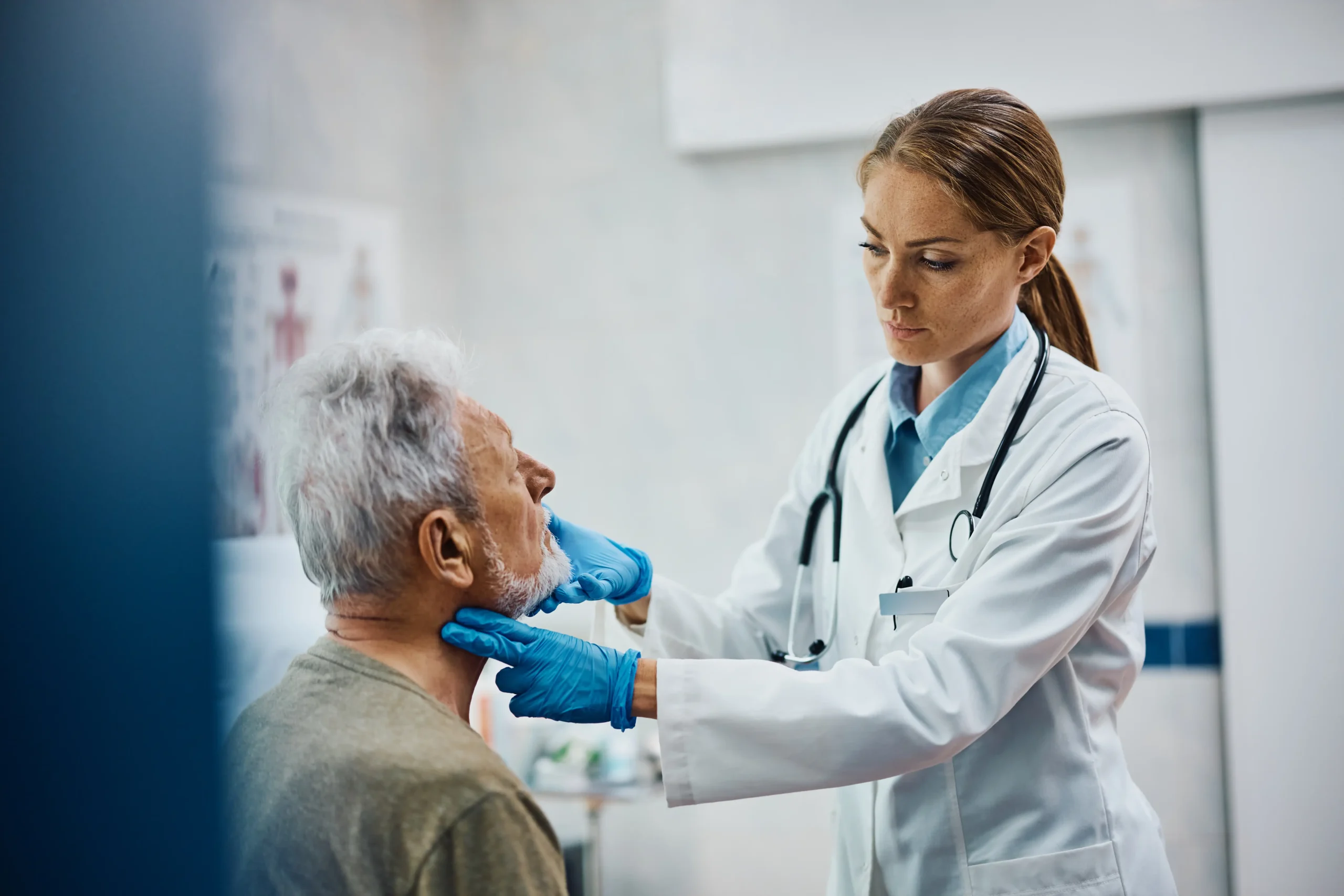 A imagem mostra uma médica examinando paciente sênior em seu consultório.