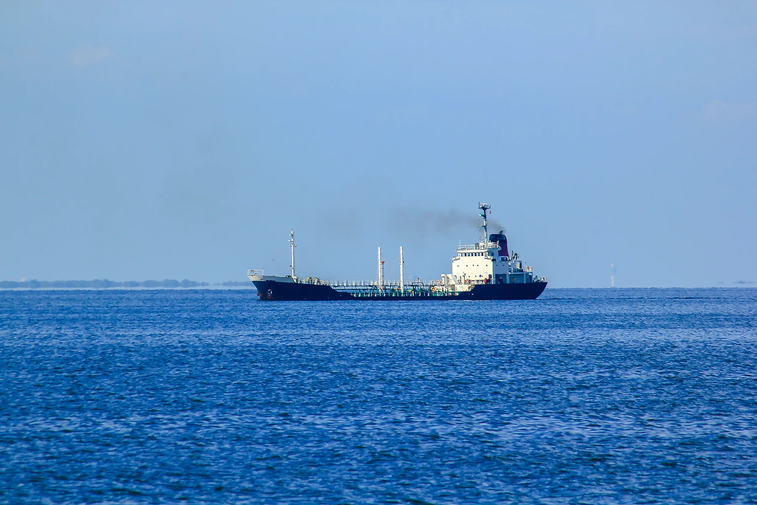 A imagem mostra um grande naviotanque ancorado no mar. Ilustra o texto sobre aposentadoria da marinha.