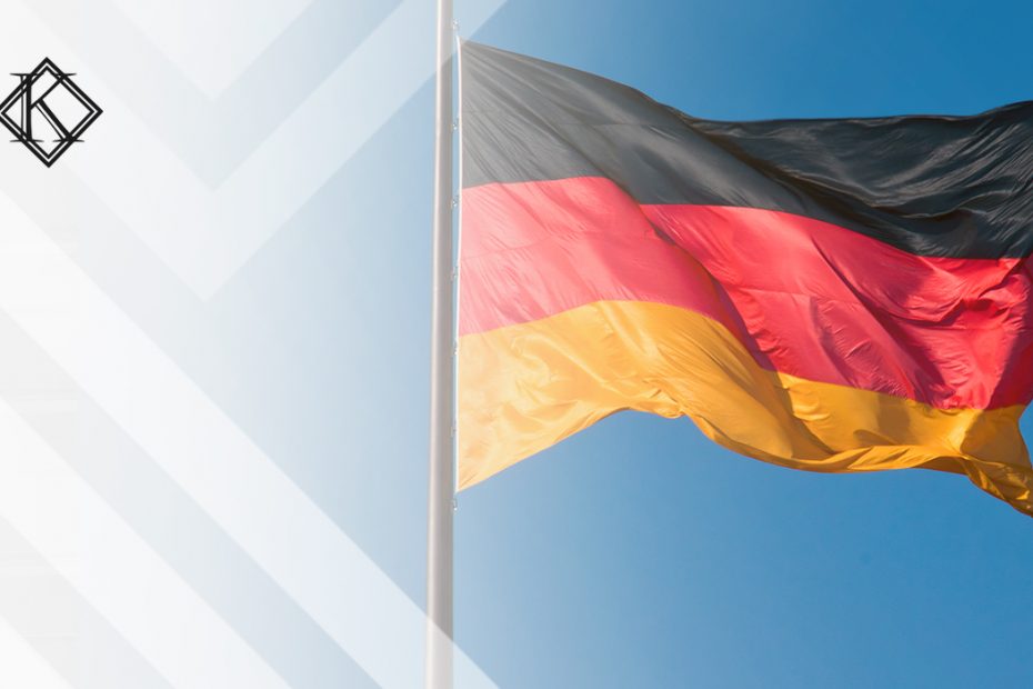 A imagem mostra uma bandeira da Alemanha, e ilustra a publicação "25% de imposto de renda na aposentadoria brasileira na Alemanha", da Koetz Advocacia.