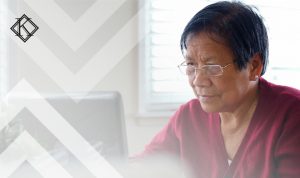 A fotografia mostra uma mulher usando o computador, e ilustra a publicação 