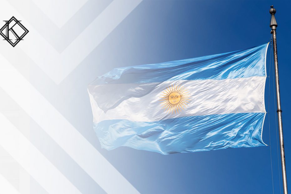 A imagem mostra a bandeira da Argentina, e ilustra a publicação "Aposentadoria brasileira na Argentina sofre cobrança de imposto indevido", da Koetz Advocacia.