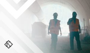 A imagem mostra uma dupla de trabalhadores em um túnel, e ilustra a publicação 
