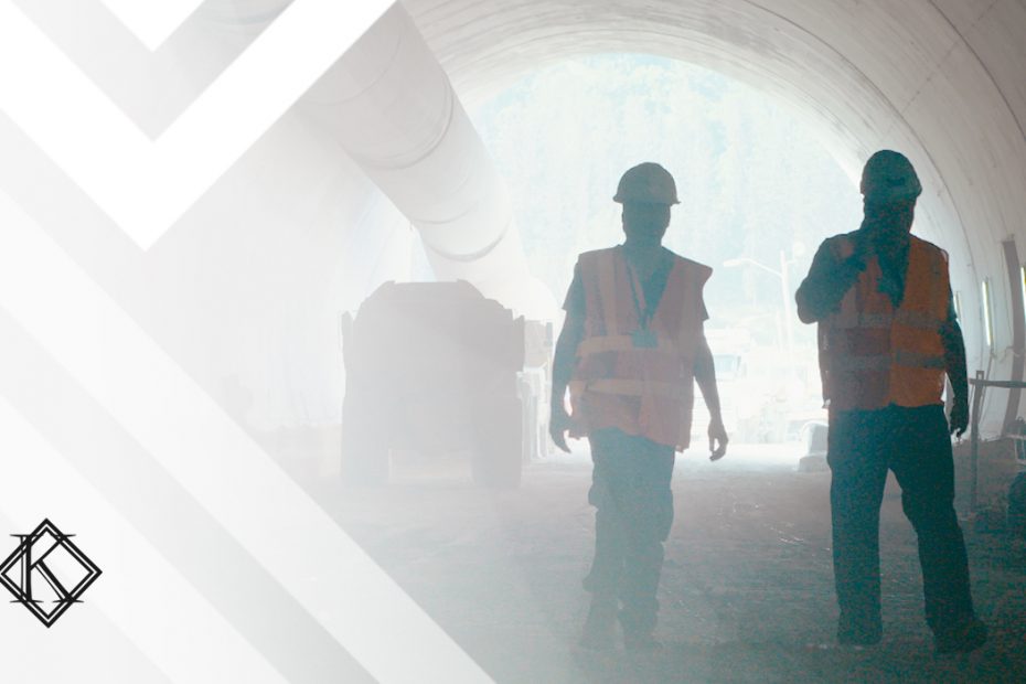 A imagem mostra uma dupla de trabalhadores em um túnel, e ilustra a publicação "Aposentadoria especial do Trabalhador em Túnel ou Galeria Alagada", da Koetz Advocacia.