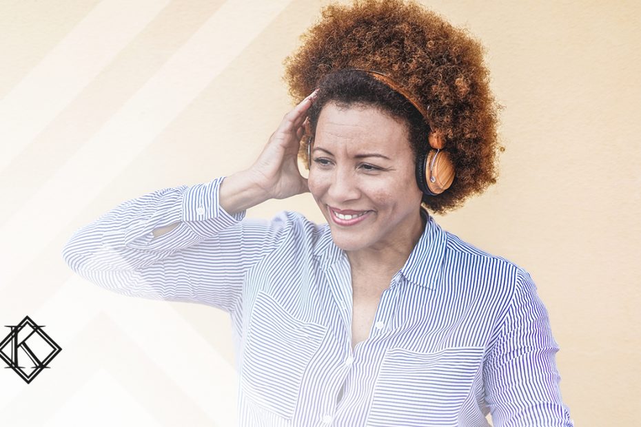 A imagem mostra uma mulher ouvindo música com fones de ouvido, ilustrando a publicação "Aposentadoria Especial para Professor"