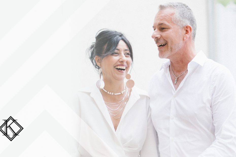 A imagem mostra um homem e uma mulher sorrindo, e ilustra a publicação "Qual a idade para se aposentar? Atualizado para 2022!", da Koetz Advocacia.