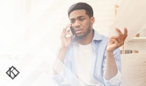 A imagem mostra um homem falando ao telefone, preocupado, e ilustra a publicação 