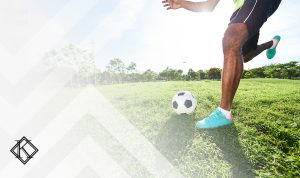 A imagem mostra as pernas de um jogador de futebol e ilustra a publicação 