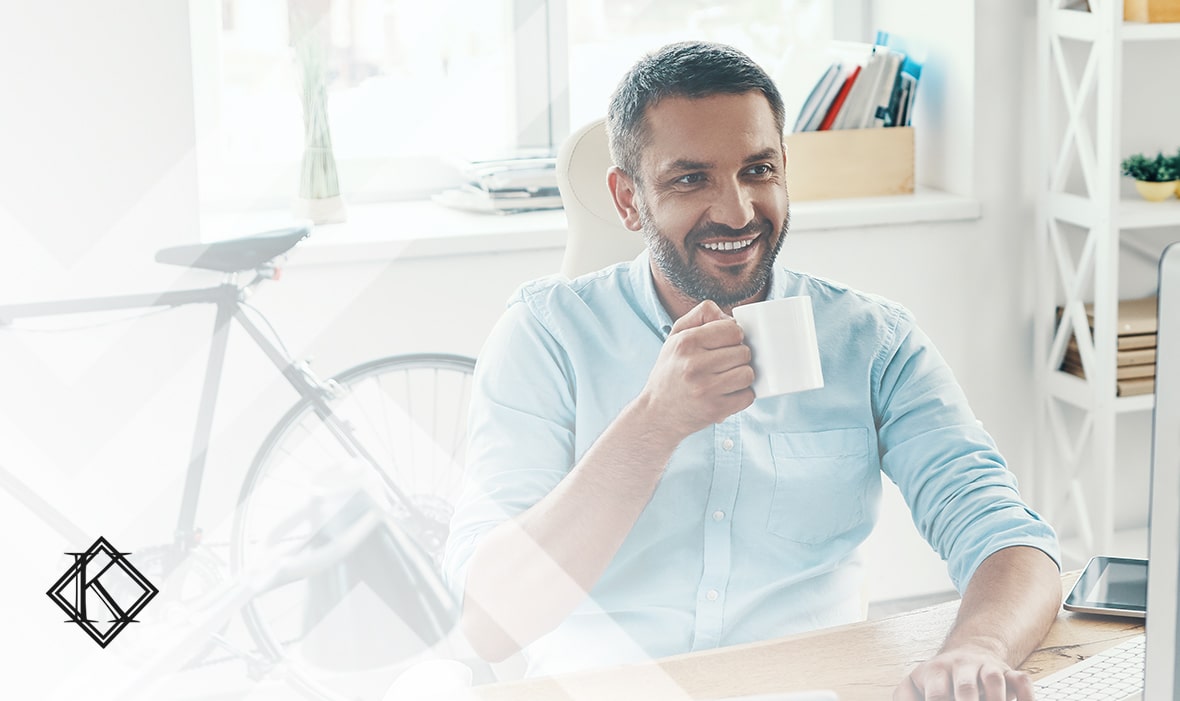 A imagem mostra um homem sorrindo e segurando uma xícara de café. Ilustra a publicação 