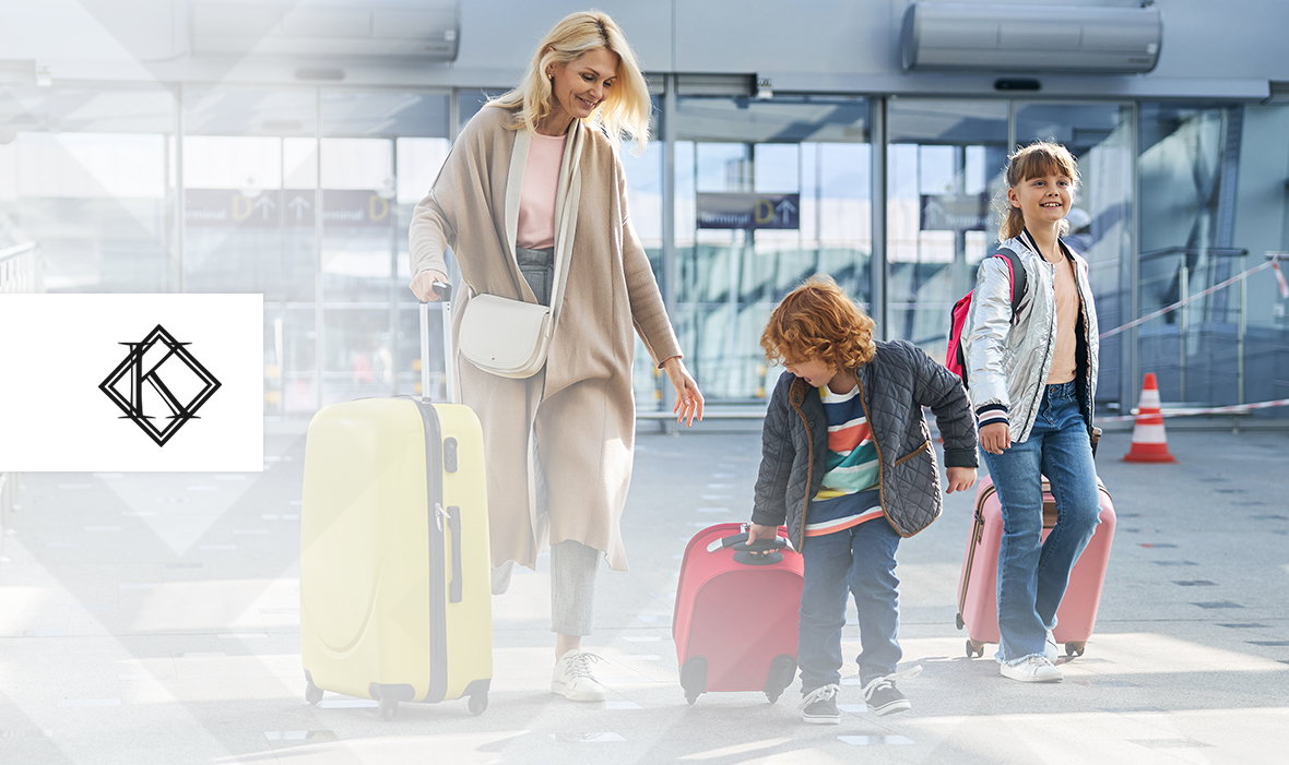 A imagem mostra uma mãe e duas crianças no aeroporto, e ilustra a publicação 