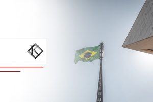 A imagem mostra uma bandeira do Brasil hasteada, se movimentando com o vento e ilustra o post 