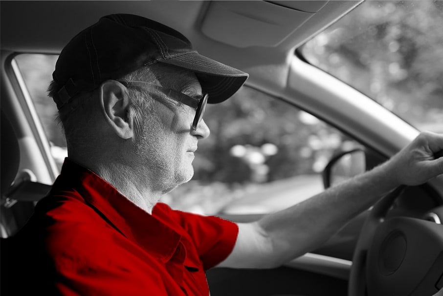A imagem mostra um homem maduro dirigindo seu carro. A imagem ilustra o texto 
