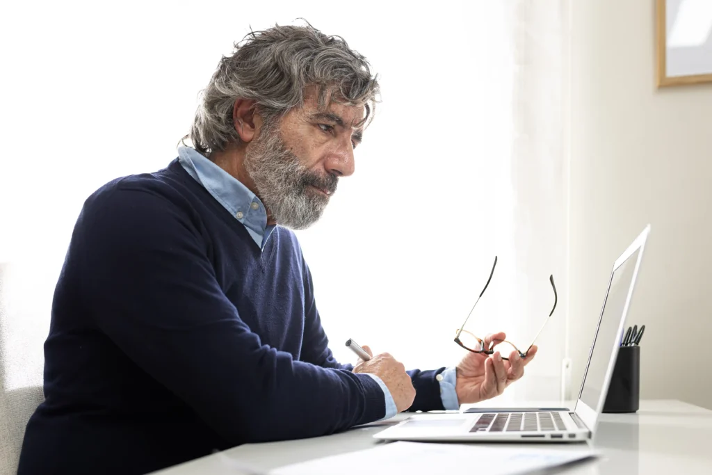 Receber aposentadoria e continuar trabalhando, é possível?