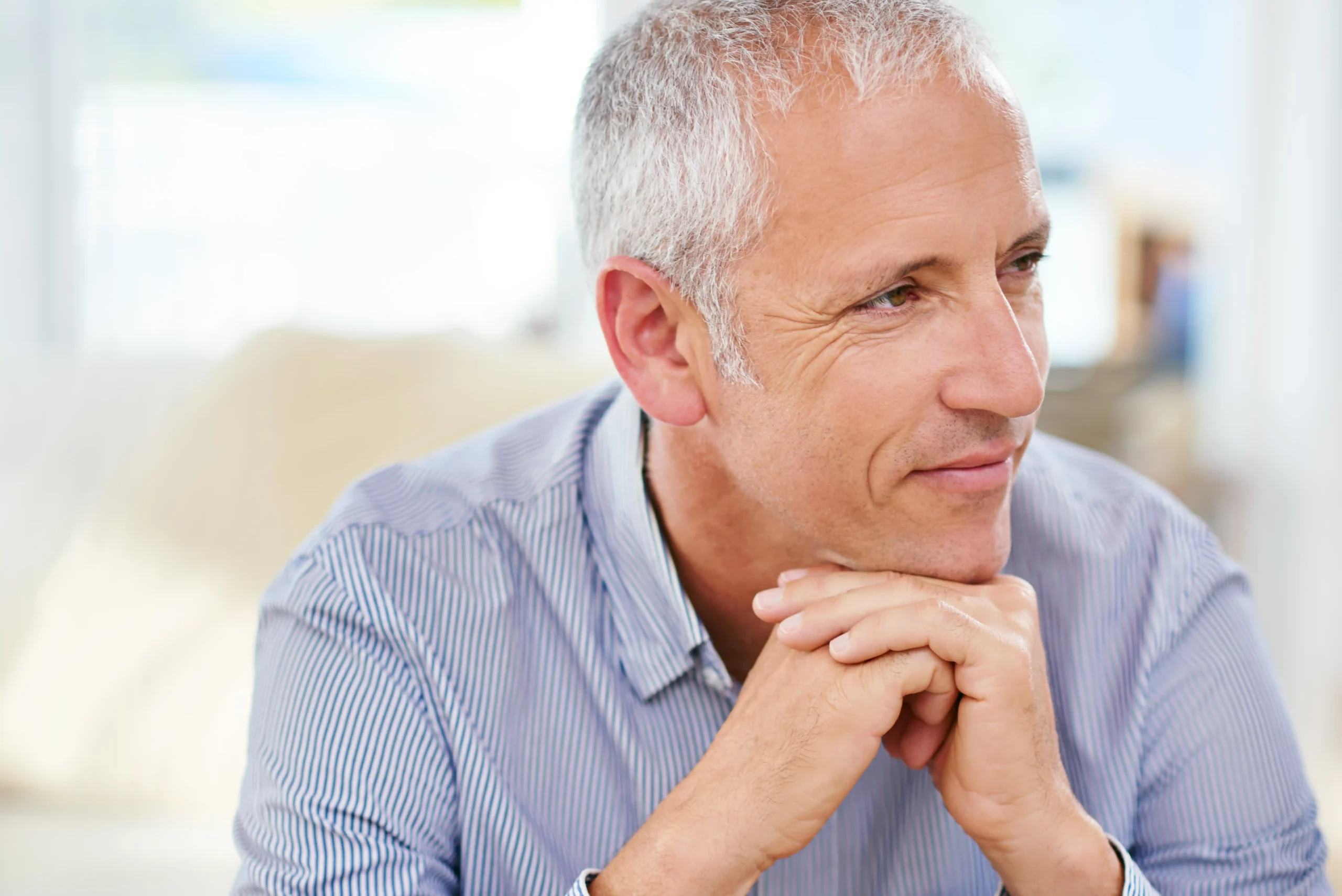 A imagem mostra um homem de meia-idade, pensativo, apoiando o queixo com as duas mãos. Ilustra o texto sobre período de graça.