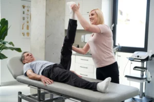 A imagem mostra um homem de meia-idade fazendo fisioterapia. Ilustra o texto sobre aposentado por invalidez.