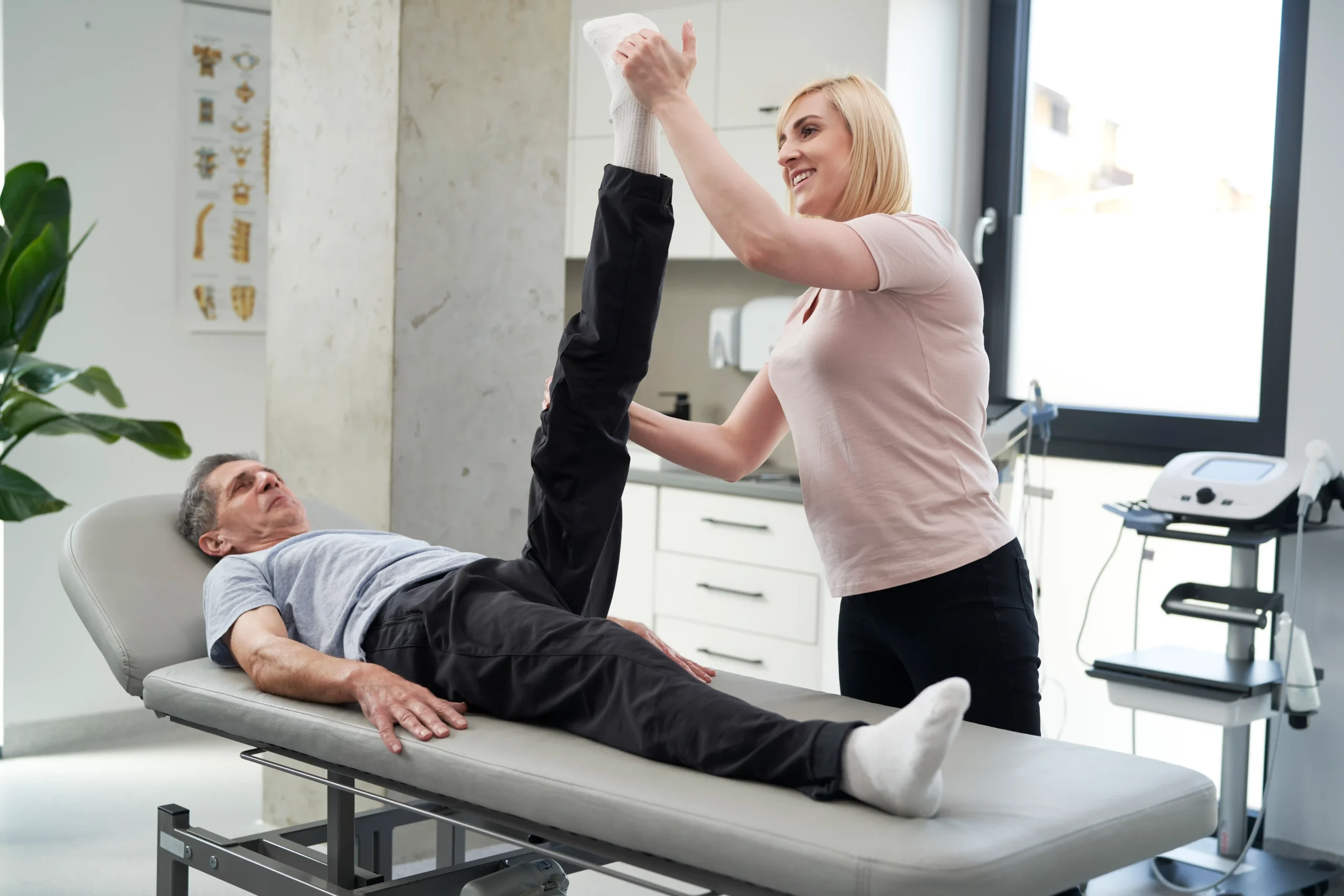 A imagem mostra um homem de meia-idade fazendo fisioterapia. Ilustra o texto sobre aposentado por invalidez.