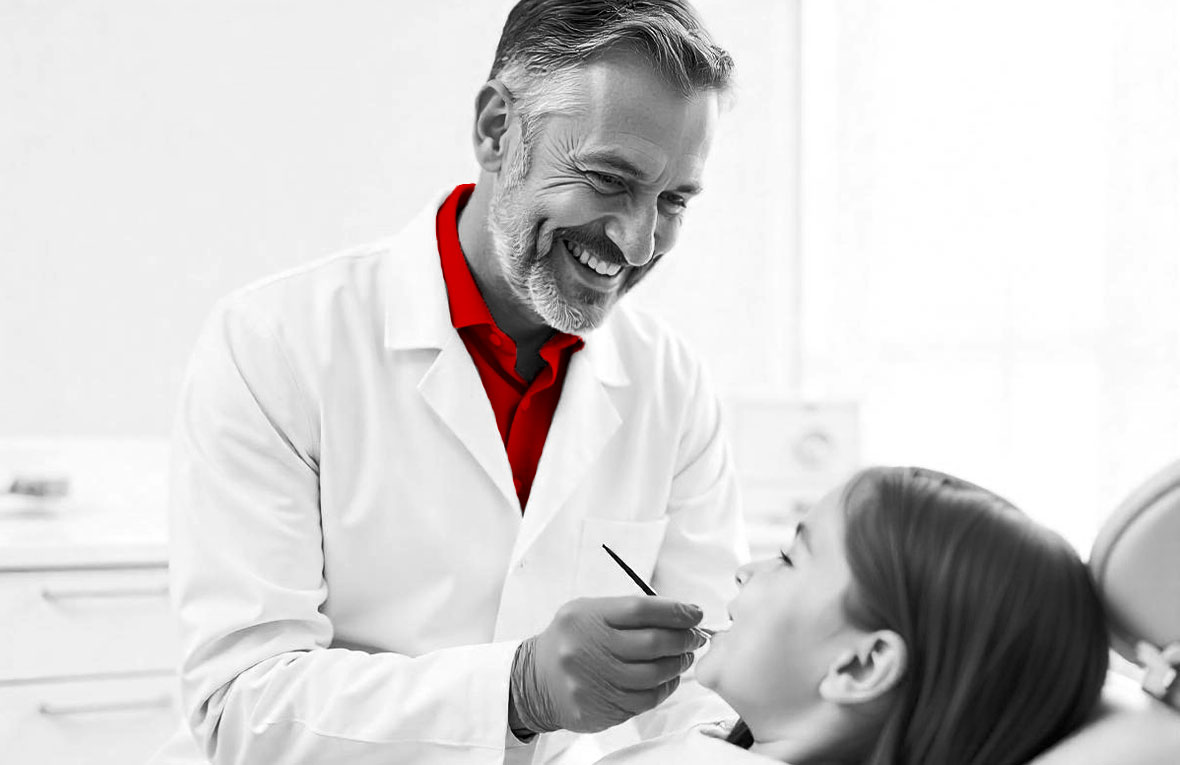 A imagem mostra um dentista examinando uma paciente em seu consultório.