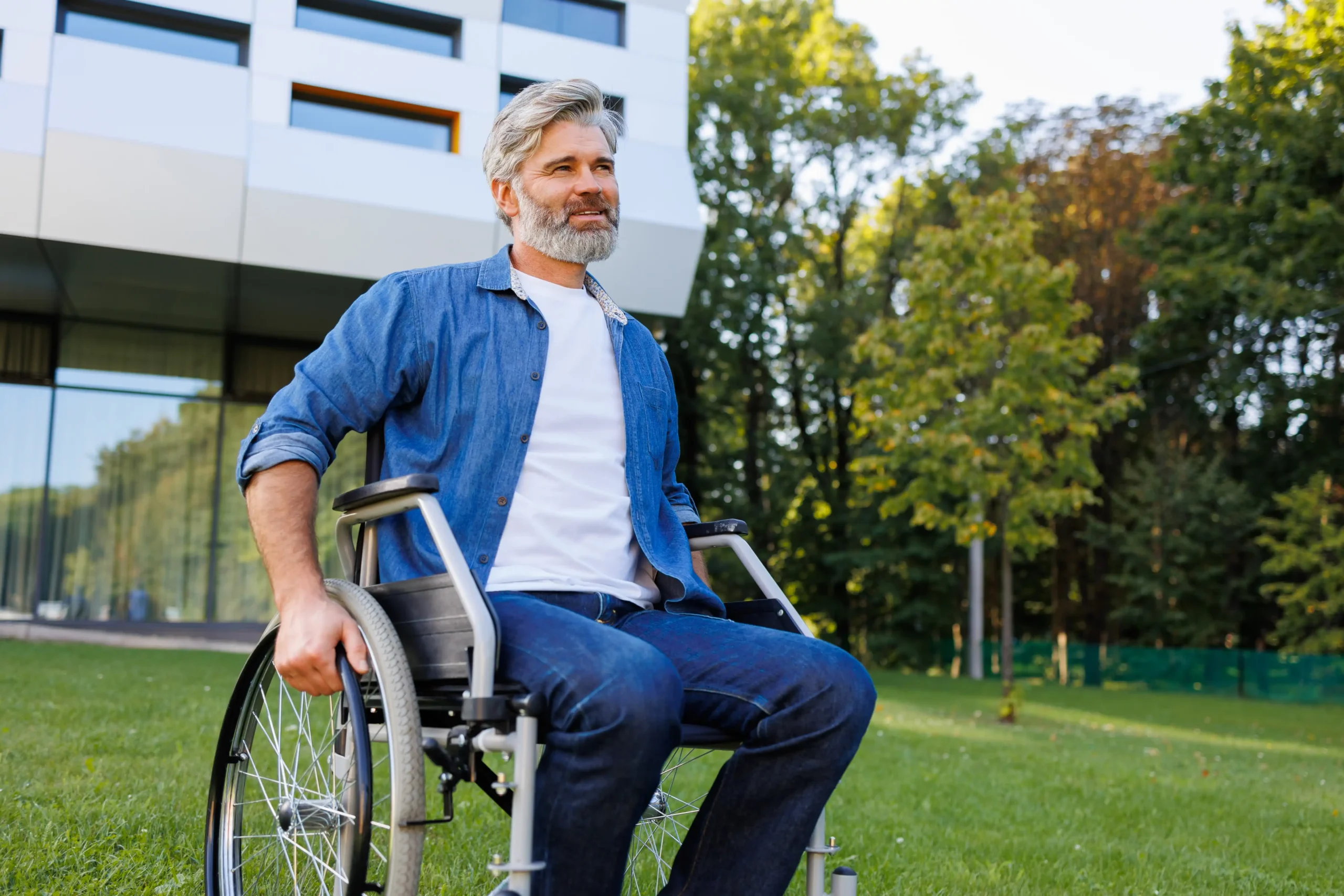 A imagem mostra um homem de meia idade, cadeirante, passeando ao ar livre, sorridente. Ilustra o texto aposentadoria especial PcD.