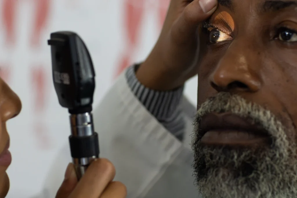 Quem tem glaucoma pode se aposentar: direitos e como solicitar