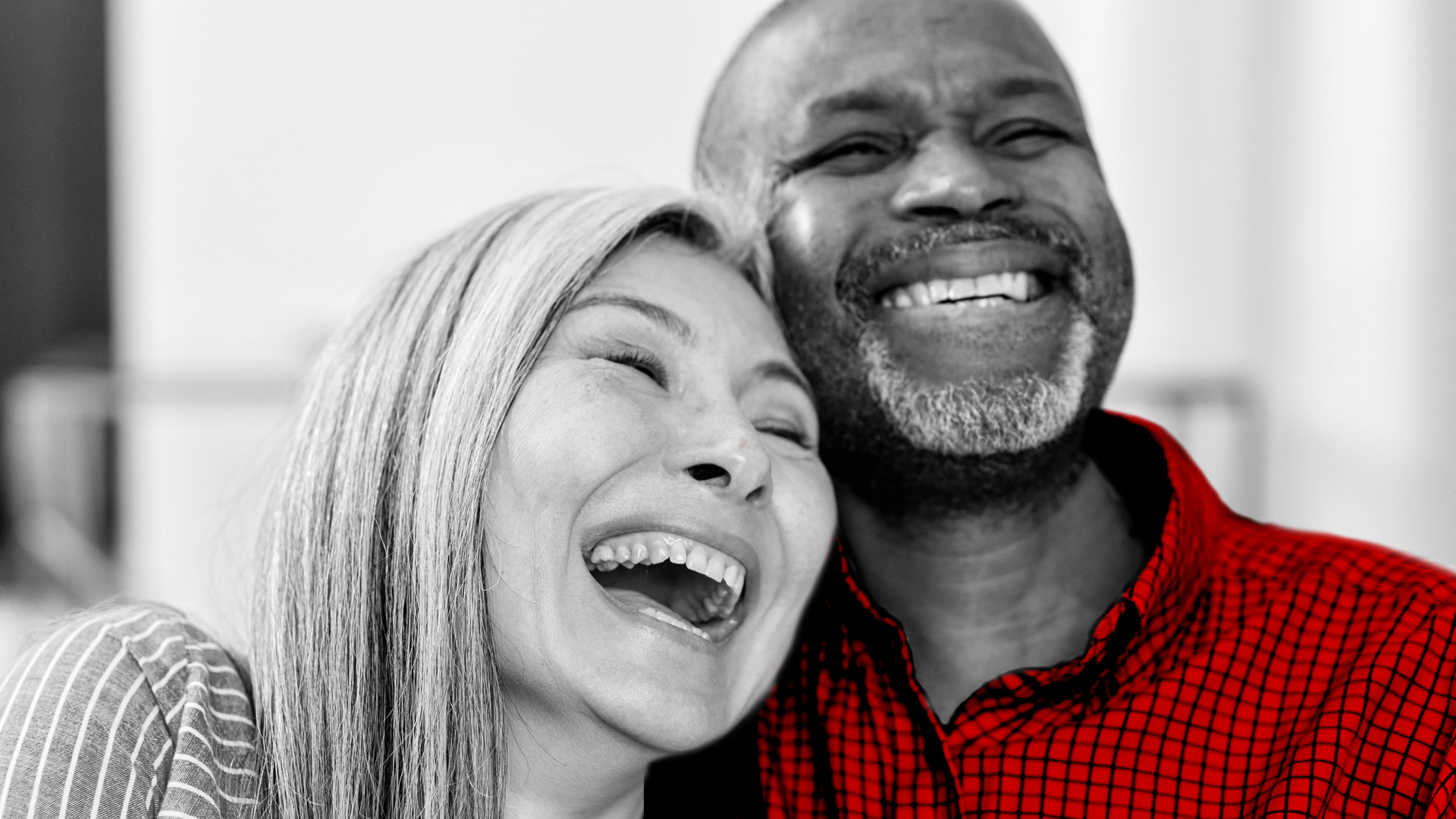 A imagem mostra um casal maduro, abraços e sorrindo.