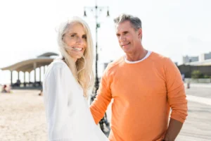 A imagem mostra um casal de meia-idade, ao ar livre, juntos. Ambos sorriem e ela olha para a câmera. Ilustra o texto sobre o tema 1174.