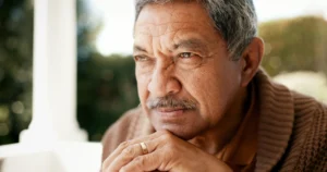 A imagem mostra um homem de meia-idade, com expressão seria, olhando para o horizonte. Ilustra o texto sobre isenção de imposto de renda por doença grave.