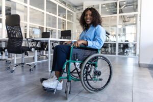 Pessoa com deficiência física em ambiente de trabalho, representando o tema da aposentadoria da pessoa com deficiência e os direitos previdenciários garantidos pelo INSS.